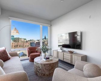 The City Lookout | Views + Walk to Stadiums - Seattle - Living room