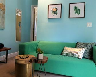 The Florida Sun And Unique Prices Are Waiting For You! Book Quickly Now! - 邁爾斯堡 - 客廳