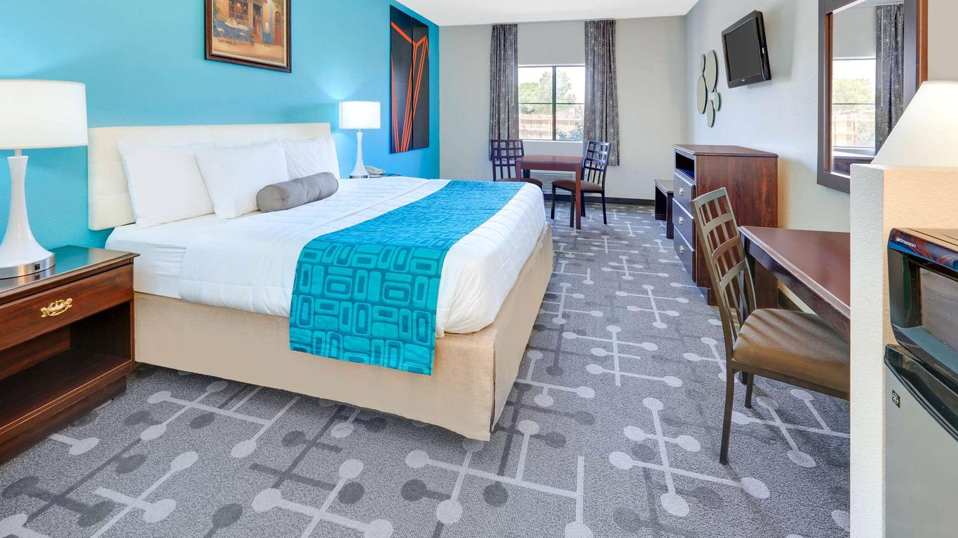 Howard Johnson by Wyndham Lubbock TX