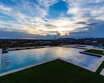 Beautiful oasis with 40' negative edge pool, swim up bar, hiking in Super. Mtns. - Apache Junction - Pool