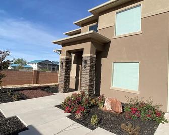 55 min to Zion’s, 35 min to Sand Hallow, 2 h to Bryce Canyon, 1 h to Kanab - Hildale - Edificio