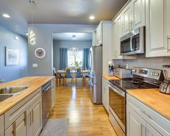 Kingman Getaway with Patio Near Route 66! - Kingman - Cucina
