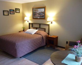 Country Villa Motel - Chippewa Falls - Schlafzimmer