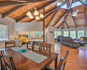 Deck and Grill Camino Home in Wine Country! - Camino - Dining room