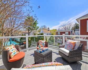 421 Irie: Simply Charming 2 Story Cottage!! Private Pool!! 1 Off Street Parking! - Annapolis - Balcony