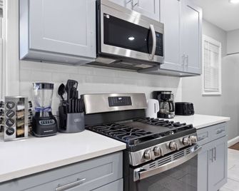 Urban Charm | Near Ewr Airport Easy Access to Nyc - Newark - Cocina