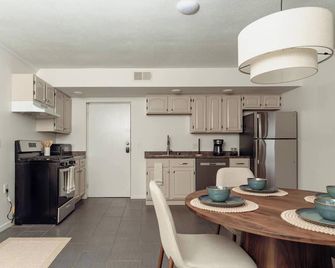 Huge, One Bedroom Apartment with Balcony - Conneaut Lake - Cocina