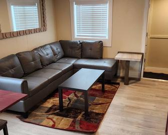 Beautiful Fully Furnished Newly Renovated Garden Level Apartment - Waterville - Living room