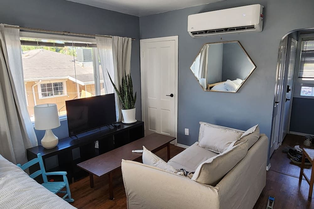 Private Los Feliz Studio - Walkable neighborhood, close to CHLA/Kaiser Hospitals - לוס אנג'לס - סלון