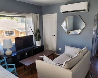 Private Los Feliz Studio - Walkable neighborhood, close to CHLA/Kaiser Hospitals - לוס אנג'לס - סלון