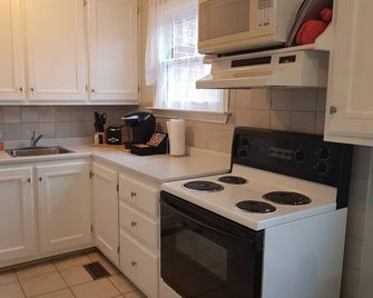Sarnia's Man Cave - 3 Br/1 Ba House - Pet Friendly - Sarnia - Cucina