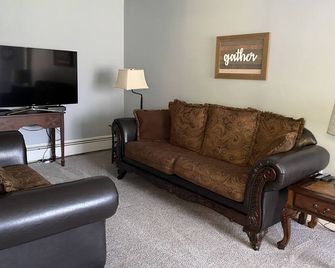 “Country Infinity”-4BDR 1.5BATH York county home located on a quiet rail trail! - York - Sala de estar