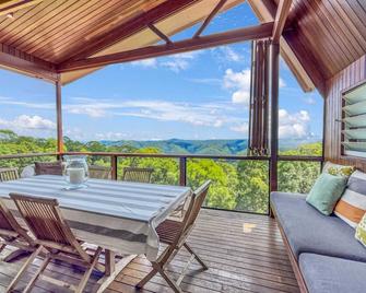 Luxurious Mountain Retreat with Studio Room - Booroobin - Balcón