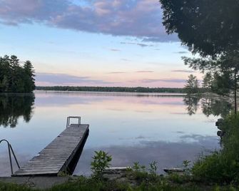 Gorgeous Muskokan Cottage On Six Mile La - Port Severn - Outdoors view