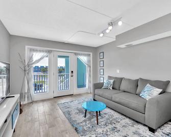 Adorable 1 bedroom Cottage just steps to the Gulf! Sleeps 4 - Navarre Beach - Living room