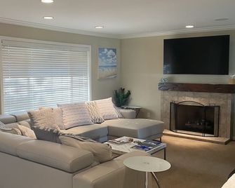 Luxury Golf Course Home steps from The Rancho Bernardo Inn! - São Diego - Sala de estar
