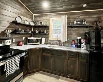 Pin Oak Villa: Pet-Friendly Cabin Near Cook Forest & Allegheny National Forest - Marienville - Cocina
