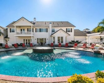 New Luxury Celebrity Vineyard Estate Temecula - Murrieta - Piscina