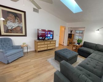 Stylish budget friendly retreat! - Lake Placid - Soggiorno