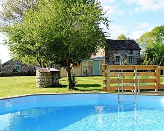 Le Relais des Eléphants Colorés - Virlet - Piscina