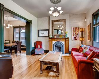 Urban Perfection! Quiet Location, Historic, City Vibe - Denver - Living room