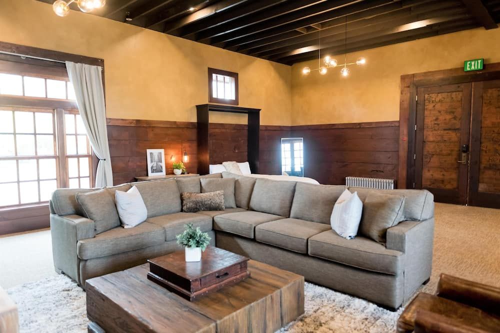 Depot Flat - Kitchenette, 2 Queen Murphy Beds, Large Sitting Area - Logan - Lounge