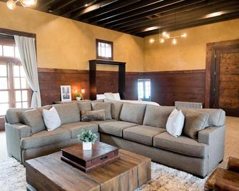 Depot Flat - Kitchenette, 2 Queen Murphy Beds, Large Sitting Area - Logan - Wohnzimmer