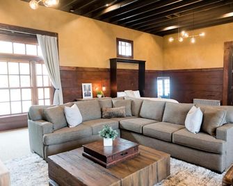 Depot Flat - Kitchenette, 2 Queen Murphy Beds, Large Sitting Area - Logan - Lounge
