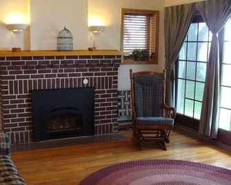 Lake Retreat Close to Town and Enjoy Nature on Bike Trail - Watertown - Wohnzimmer