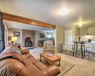 Walkout Apartment with Mtn View on Cortez Ranch - Cortez - Living room