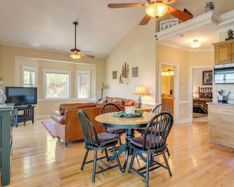 Lake-View Condo with Covered Deck in Hiawassee! - Hiawassee - Dining room