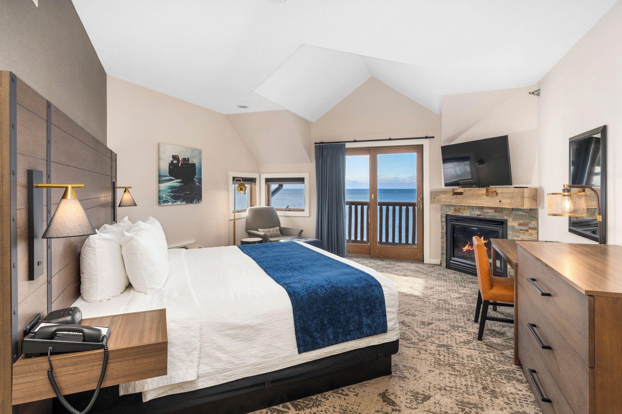 Grand Superior Lodge - Two Harbors - Bedroom