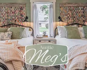 Lil’ Blue Cottage Near Downtown - Sulphur Springs - Bedroom