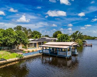 Waterfront Mid Century Cottage w/Pool and Spa- Close to beaches - Sleeps 9 - Ruskin - Outdoor view