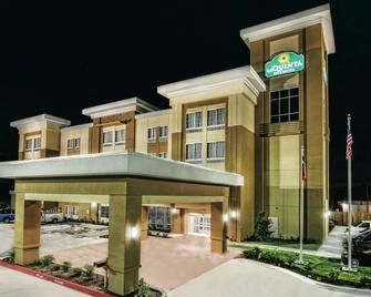 La Quinta Inn & Suites by Wyndham Victoria - South - Victoria - Rakennus