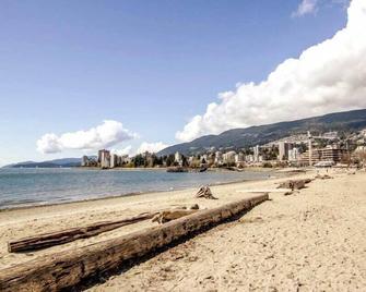Great West Vancouver house with hot tub, across from beach & 10 mn to Downtown Vancouver - West Vancouver - Beach