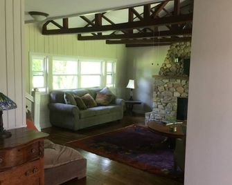 Shawano WI Wolf River home with lake access via Shawano Lake Channel - Shawano - Obývací pokoj