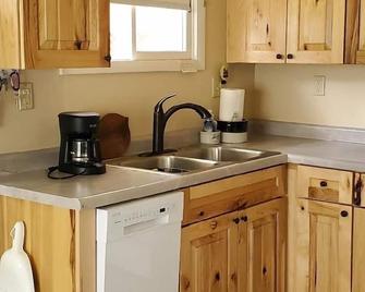 Cozy 2 Bedroom All Season Cottage on Montello Lake - Montello - Cocina