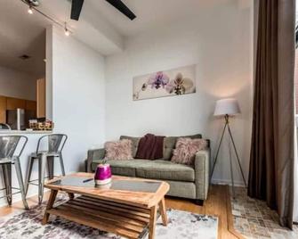 Skyline Vista Penthouse in the Queen City - تشارلوت (نورث كارولينا) - غرفة معيشة
