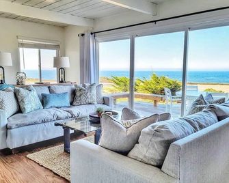 Charming Oceanfront Cottage at Schoolhouse Beach - Bodega Bay - Living room