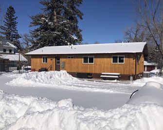 Enjoy a stay at the private, newly-remodeled Cowboy Cottage in Dayton, Wyoming. - Dayton - Building