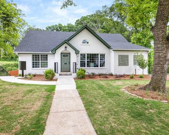 3BR/3BA Newly Built, 5 min to square. Pet+, Full Kitchen, Washer/Dryer, 15+ days - Gainesville - Gebäude