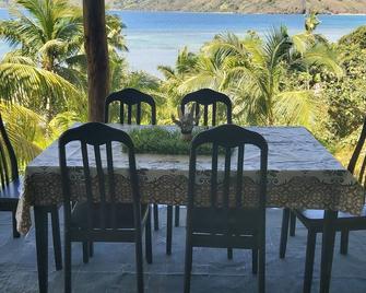 Ocean View Garden Homestay - Wayasewa Island - Patio