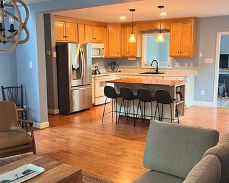 Quaint Tilghman Island home - Tilghman Island - Kitchen