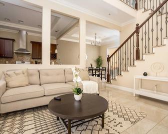 Grand 3BR Home near Disneyland w/Game Room - Stanton - Living room