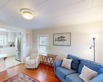 Cute, dog-friendly cottage w/ views in Nye Beach - walk to shops & the park - Newport - Living room