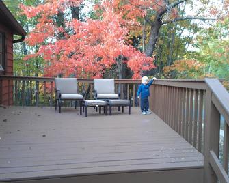 Welcome To The Nut House On Sunfish Lake! Come For The Relaxation Or Adventure! - Spooner - Balcony