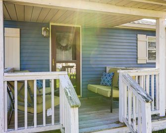 Waterfront Port Clinton Cottage w/ Fire Pit! - Port Clinton - Патіо