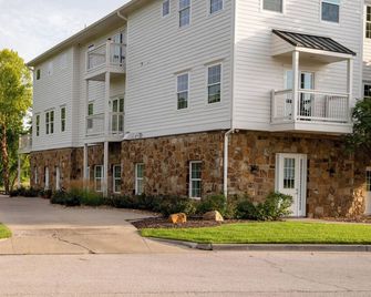 Spacious 4-bedroom/4 bath townhome in fabulous Parkville with golf course views - Parkville - Edificio
