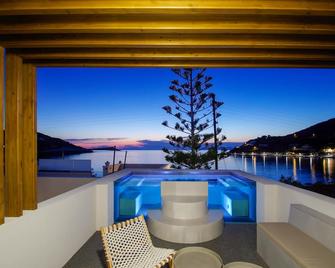 Oro Suites - Kini - Piscina